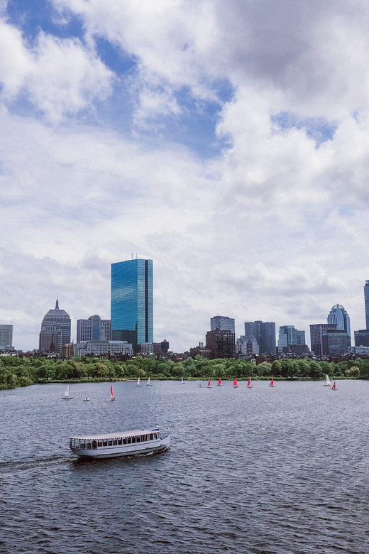 Boston: Charles River Sightseeing Cruise - MIT, Harvard, and Boston University from the water