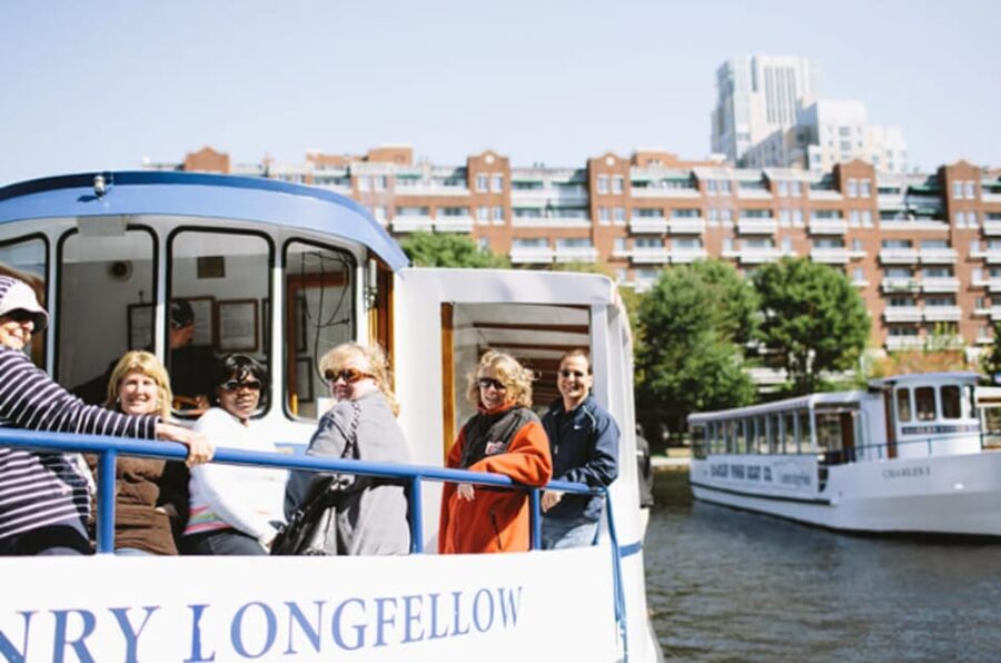 Boston: Charles River Sightseeing Cruise - Leaving from CambridgeSide Mall