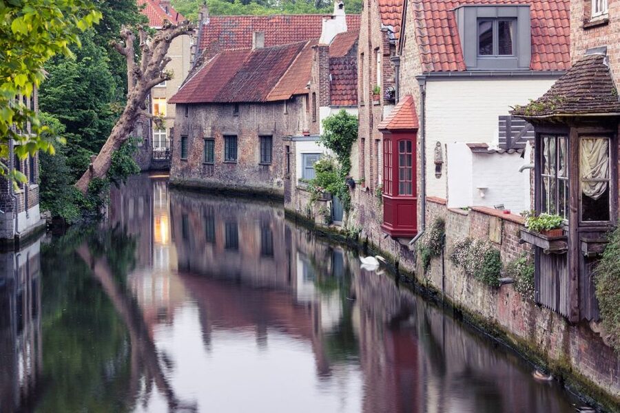 Bruges: Walking Tour, Canal Boat Trip w/Beer Tasting Option - Why the canal cruise is worth keeping