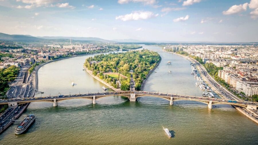 Budapest: 1-hour Sightseeing Danube River Cruise - The southern route to the universities and market hall