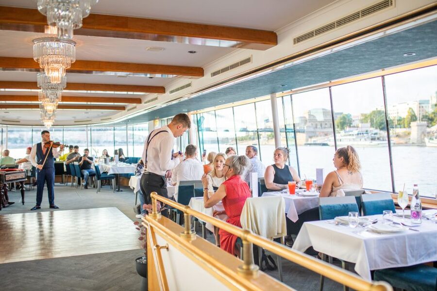 Budapest: 4-Course Dinner River Cruise with Live Folk Music - Key points at a glance