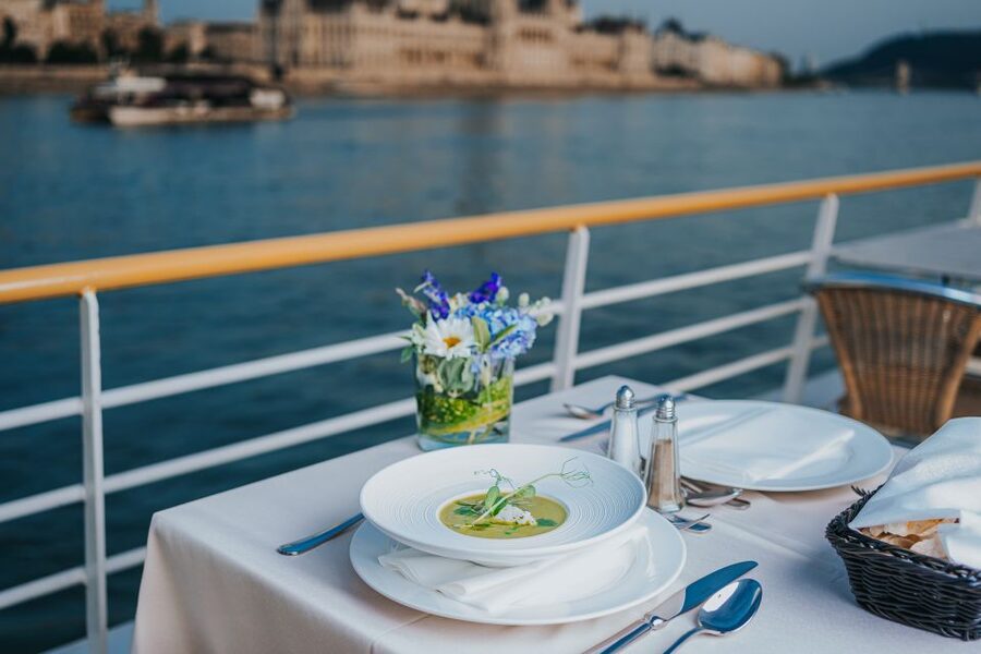 Budapest: 4-Course Dinner River Cruise with Live Folk Music - Why Budapest looks best from the river after dark
