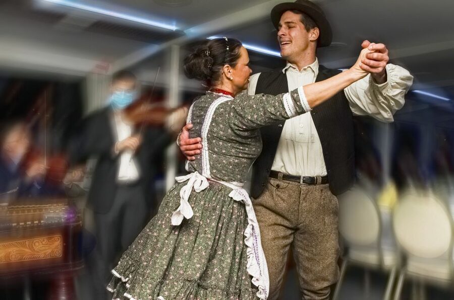 Budapest: 4-Course Dinner River Cruise with Live Folk Music - Timing, weather, and practical value