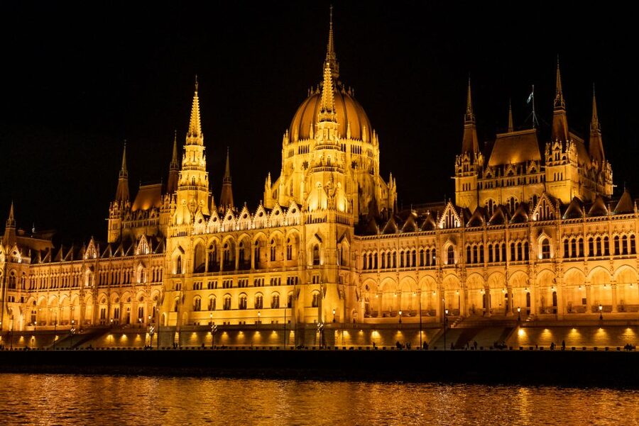 Budapest: Candlelit Dinner River Cruise with Live Music - Live music without turning dinner into a concert