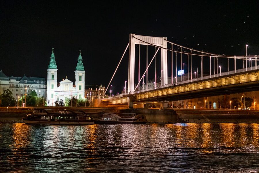 Budapest: Candlelit Dinner River Cruise with Live Music - Choosing a table and getting the best views