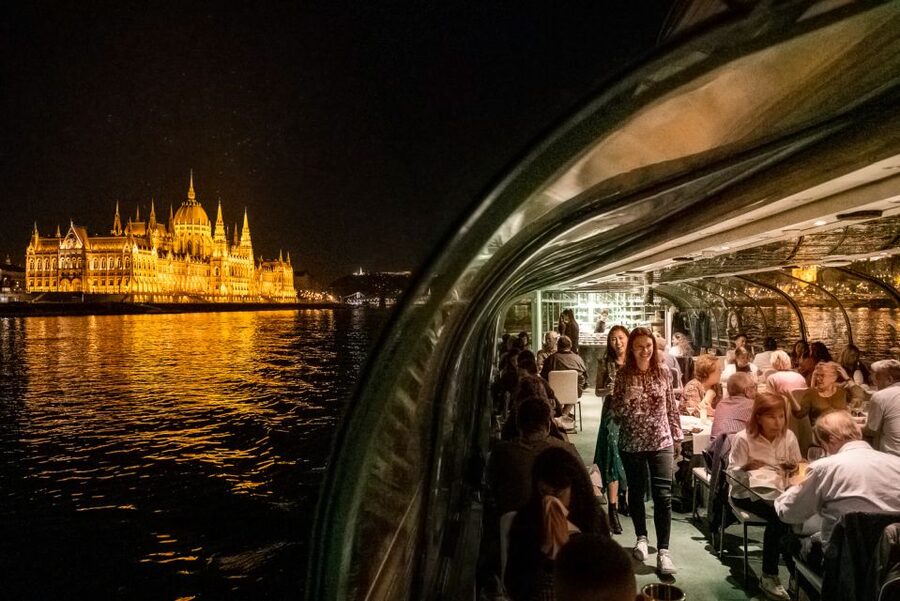 Budapest: Candlelit Dinner River Cruise with Live Music - What the 2.5-hour route feels like
