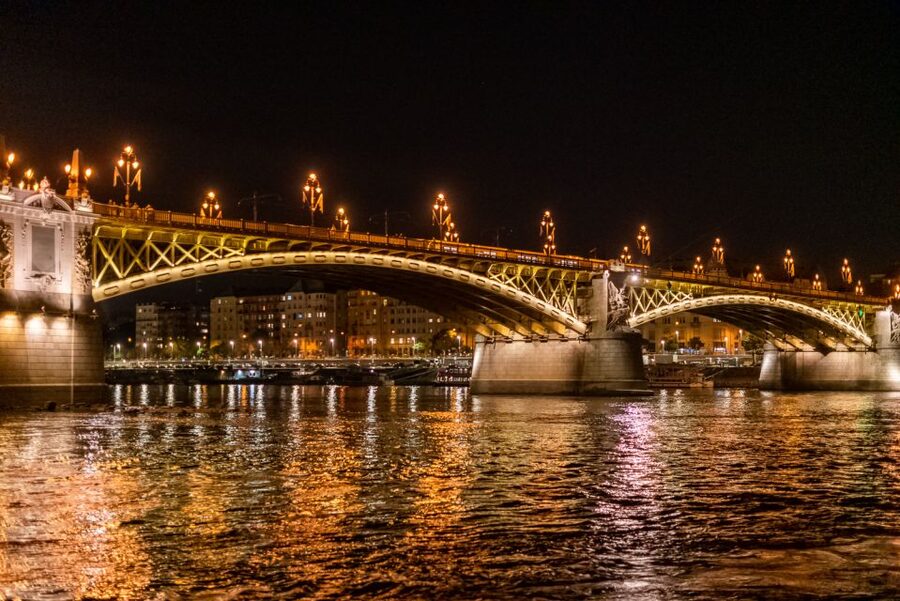 Budapest: Candlelit Dinner River Cruise with Live Music - Drinks, service, and the overall value
