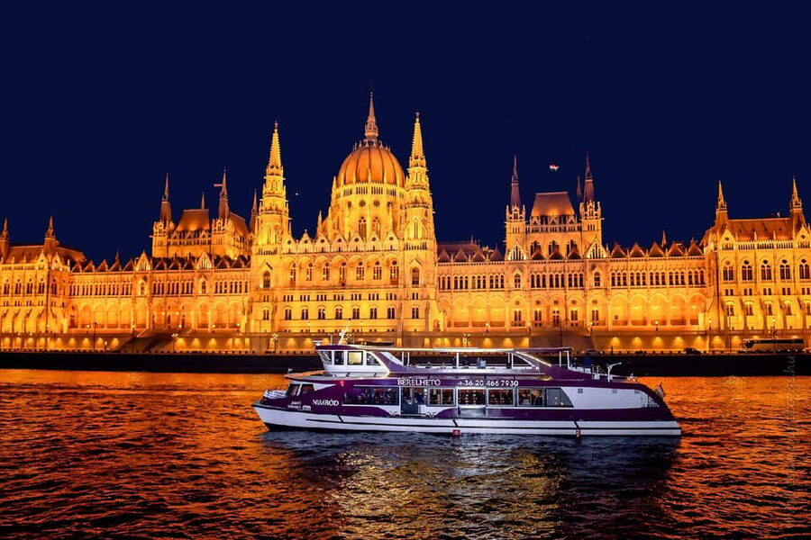 Budapest: Danube Cruise with Folk Dancing and Drinks - Music, singing, and the folk performance