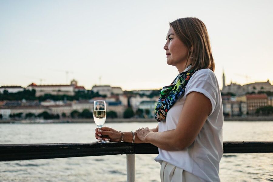Budapest: Danube River Cruise with Dinner and Prosecco - Drinks, seating, and the 90-minute schedule