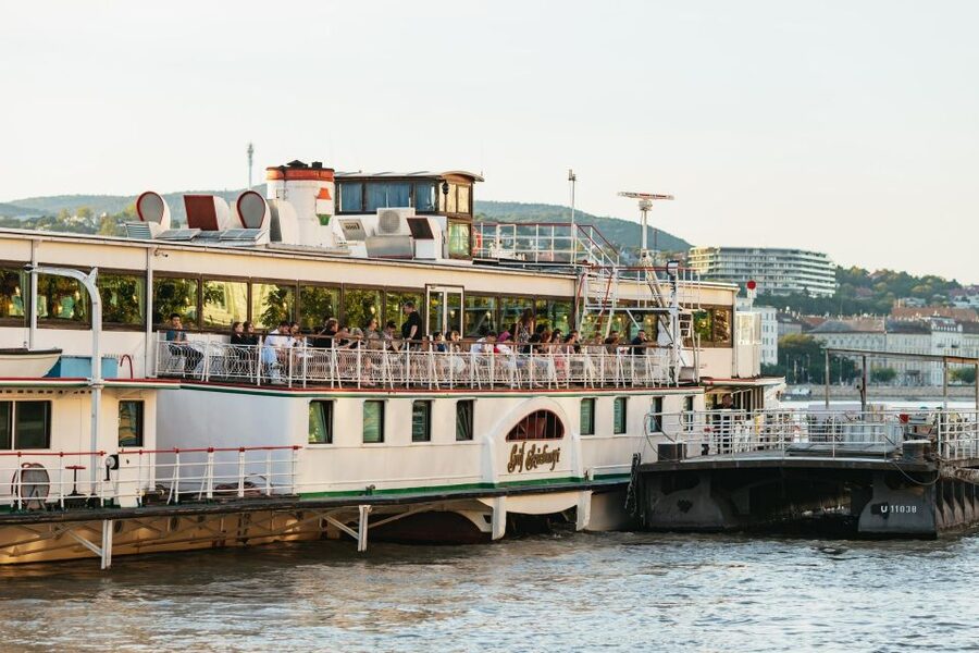 Budapest: Danube River Cruise with Dinner and Prosecco - Choosing between goulash and the buffet