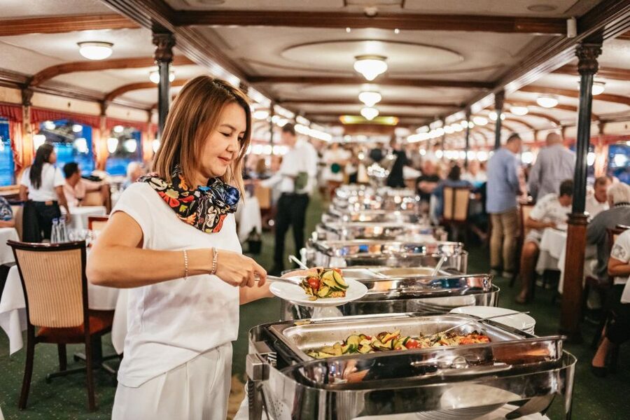 Budapest: Danube River Cruise with Dinner and Prosecco - Parliament from the river