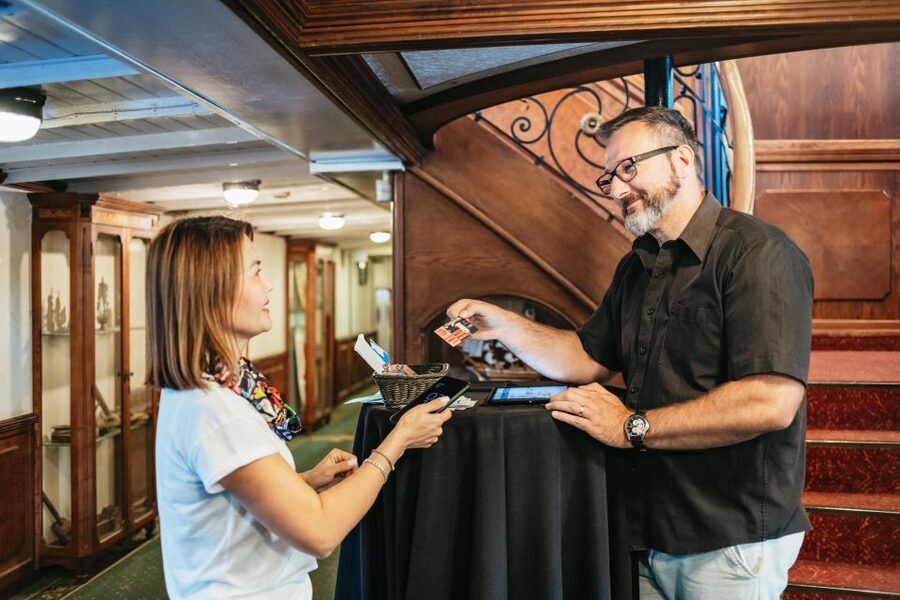 Budapest: Danube River Cruise with Dinner and Prosecco - Live violin music and traditional dancing