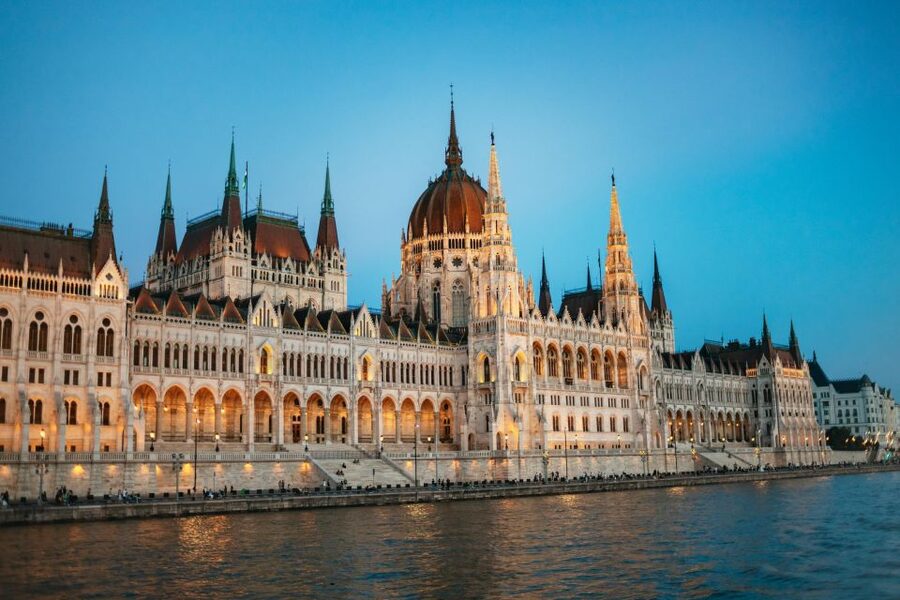 Budapest: Danube River Cruise with Dinner and Prosecco - Boarding at Akadémia dock 2
