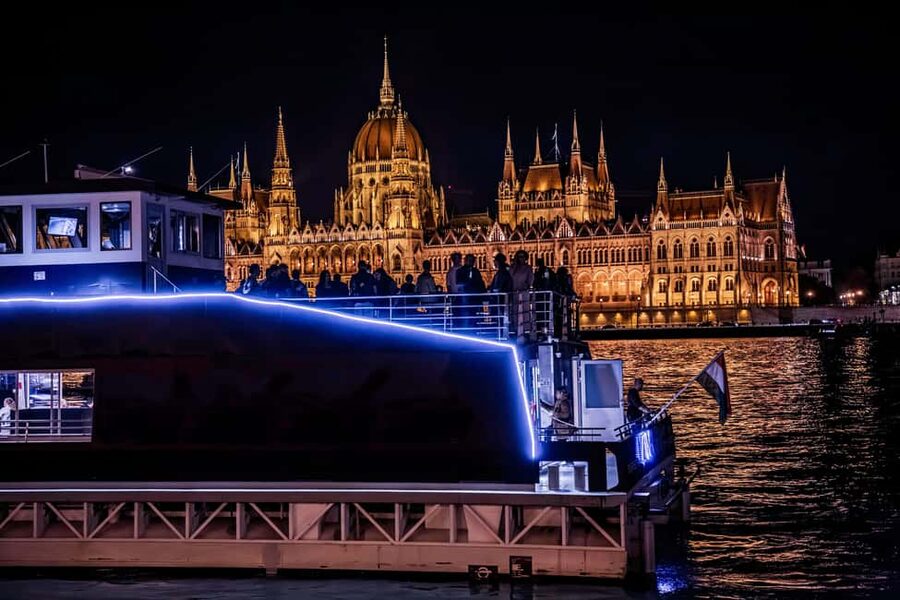Budapest: Danube River Sightseeing Cruise with Audio Guide - Crowds, weather, and access