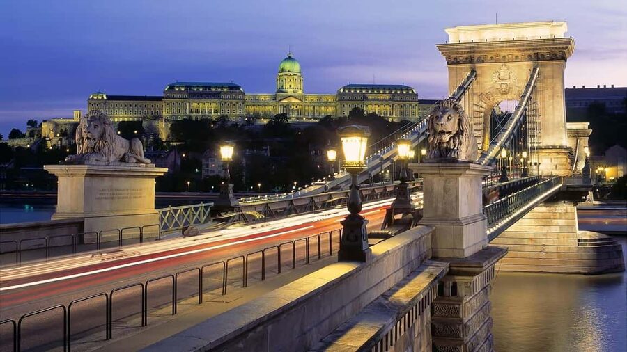 Budapest Night Tour in Spanish and Danube Boat Ride (optional) - Why Budapest after dark works so well
