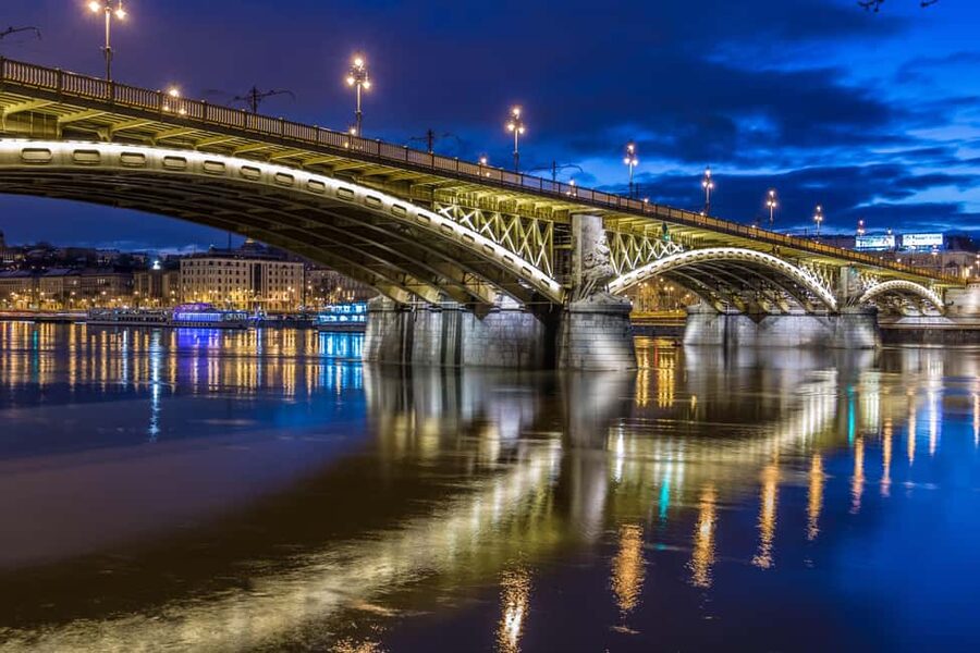 Budapest Night Tour in Spanish and Danube Boat Ride (optional) - Meeting at St. Stephen’s Square