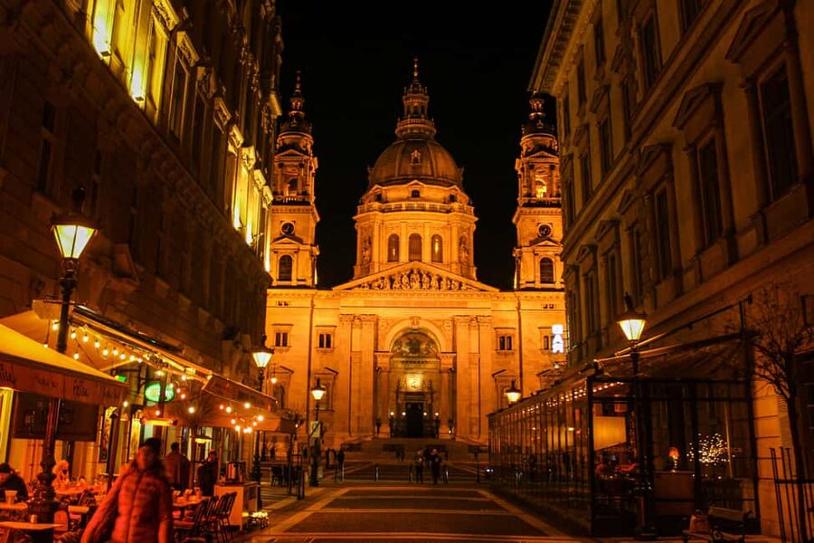 Budapest Night Tour in Spanish and Danube Boat Ride (optional) - The Policeman and the small details along the route