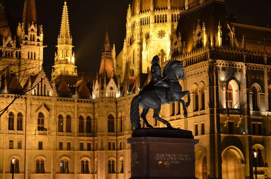 Budapest Night Tour in Spanish and Danube Boat Ride (optional) - Liberty Square and Hungary’s difficult memories