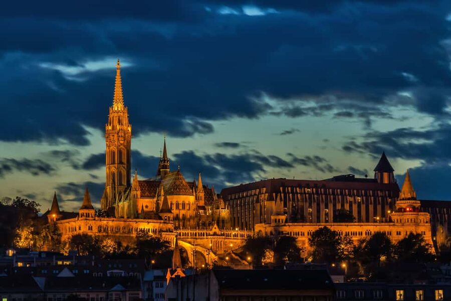 Budapest Night Tour in Spanish and Danube Boat Ride (optional) - Who will get the most from this tour?