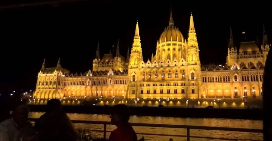 Budapest: Night Walking Tour with River Cruise and Wine - Key points at a glance