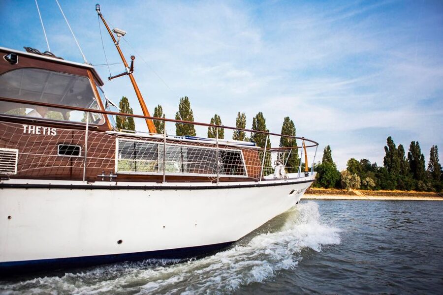 Budapest: Private Danube Yacht Cruise with Welcome Drink - Service, communication, and comfort