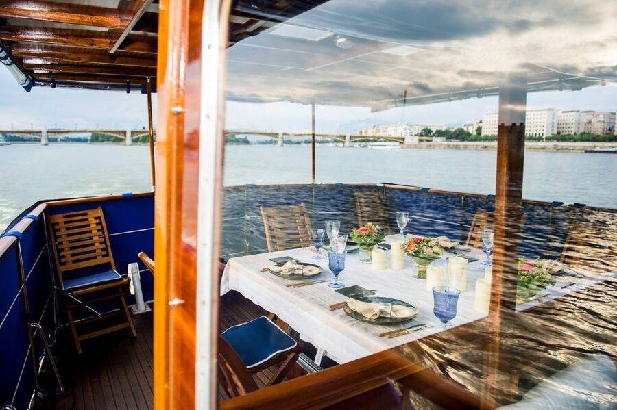 Budapest: Private Danube Yacht Cruise with Welcome Drink - North to Margaret Island