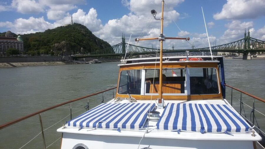 Budapest: Private Danube Yacht Cruise with Welcome Drink - Returning under the changing city lights