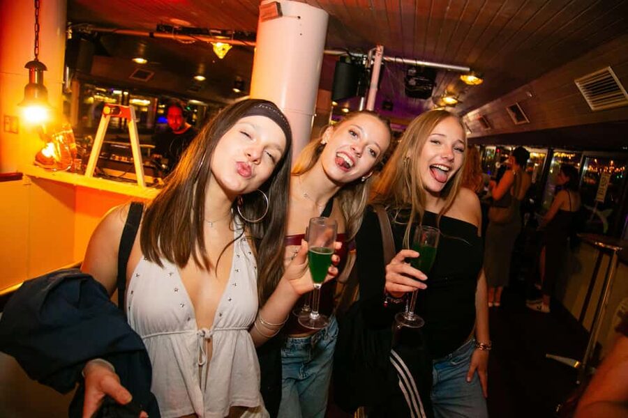 Budapest: Sightseeing River Cruise with Unlimited Cocktails - Parliament and Margaret Island come first