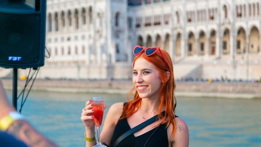Budapest: Sightseeing River Cruise with Unlimited Cocktails - Unlimited cocktails, beer and the busy bar