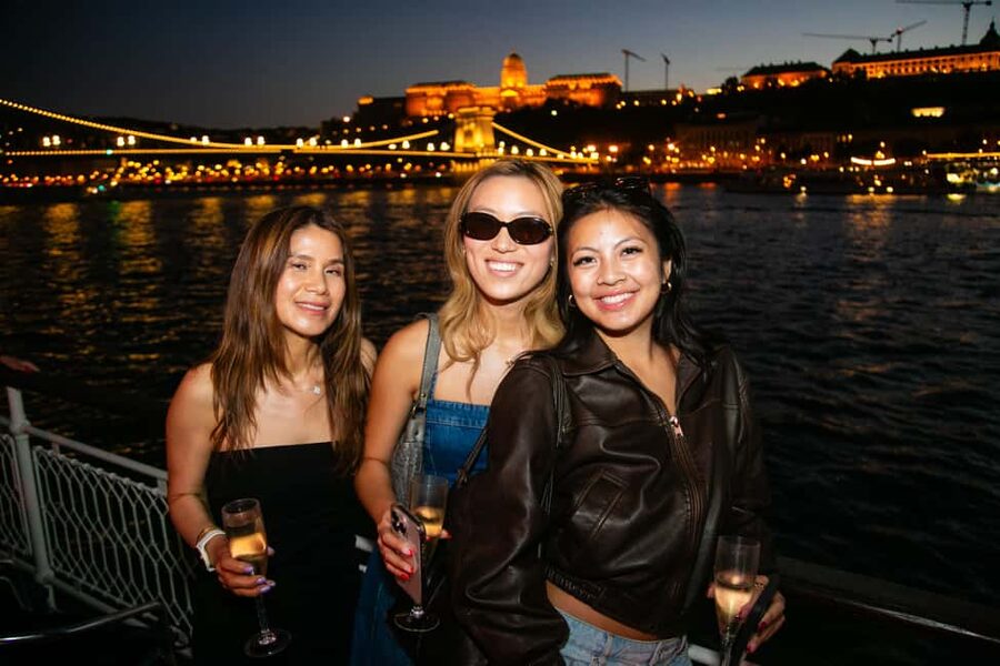 Budapest: Sightseeing River Cruise with Unlimited Cocktails - Who gets the most from this Budapest cruise