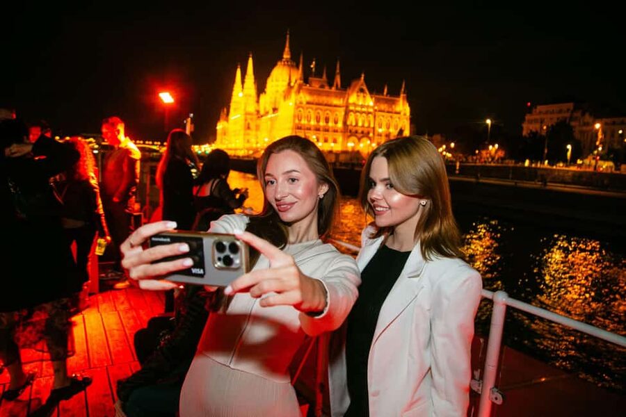 Budapest: Sightseeing River Cruise with Unlimited Cocktails - Choosing between the warm cabin and the open deck