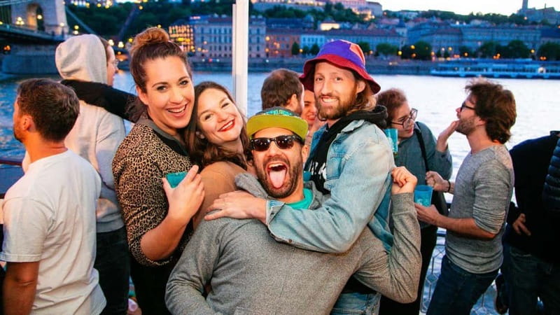 Budapest: Sip & Sail Danube Cruise with Unlimited Beer - Southern sights and the return north
