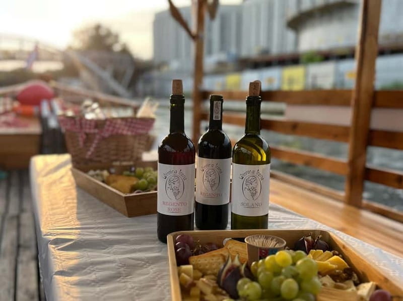 Bydgoszcz: River Cruise with local Wine and Cheese Tasting - Boarding the Fryc boat at Mill Island