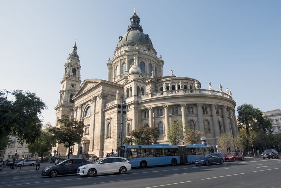 Castle District & Pest Driving Tour with Danube River Cruise - A fast introduction to Budapest from both banks
