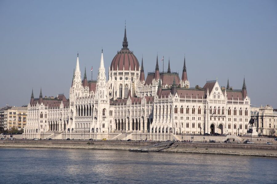 Castle District & Pest Driving Tour with Danube River Cruise - The transfer between the two meeting points