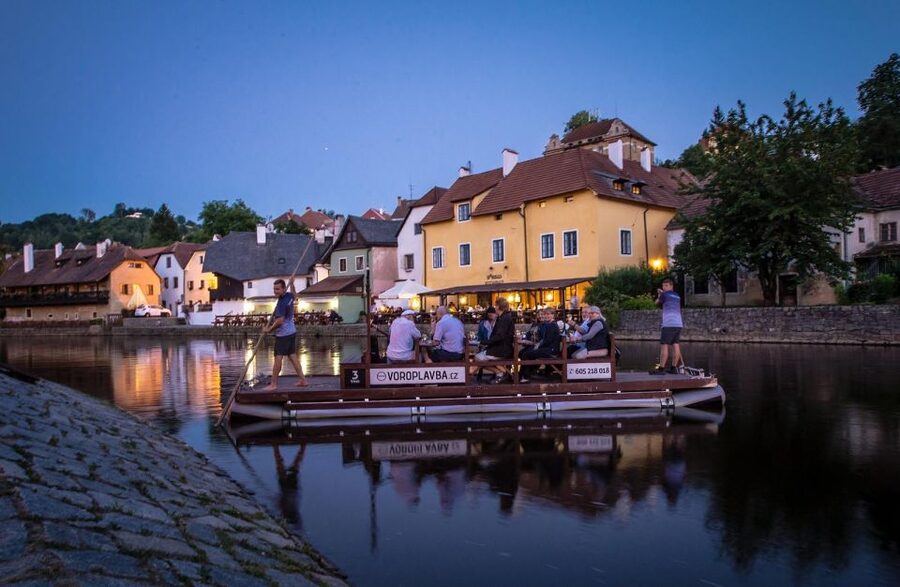 Český Krumlov: Advent Wooden Raft River Cruise - Seeing Český Krumlov from the Vltava