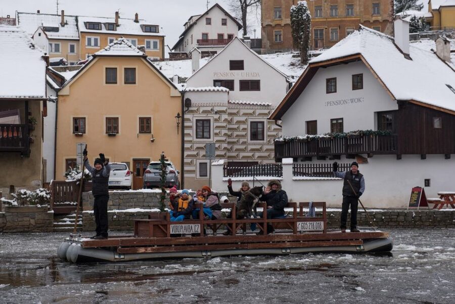 Český Krumlov: Advent Wooden Raft River Cruise - The dock stop and included drink
