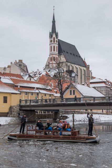 Český Krumlov: Advent Wooden Raft River Cruise - Advent timing and winter comfort