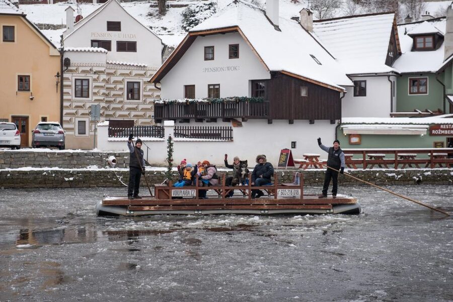 Český Krumlov: Advent Wooden Raft River Cruise - What the wooden raft adds