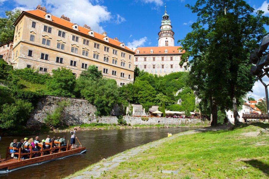 Český Krumlov: Wooden Raft River Cruise - The commentary is the heart of the experience