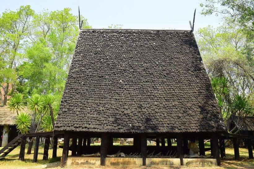 Chiang Rai: 7 Most Famous Highlights With Mekong Boat Trip - Thai buffet lunch and a useful pause