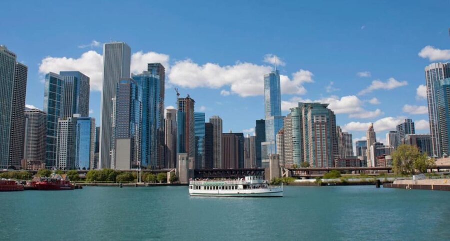 Chicago: First Lady River Cruise & Architecture Center Combo - A live docent makes the tour personal