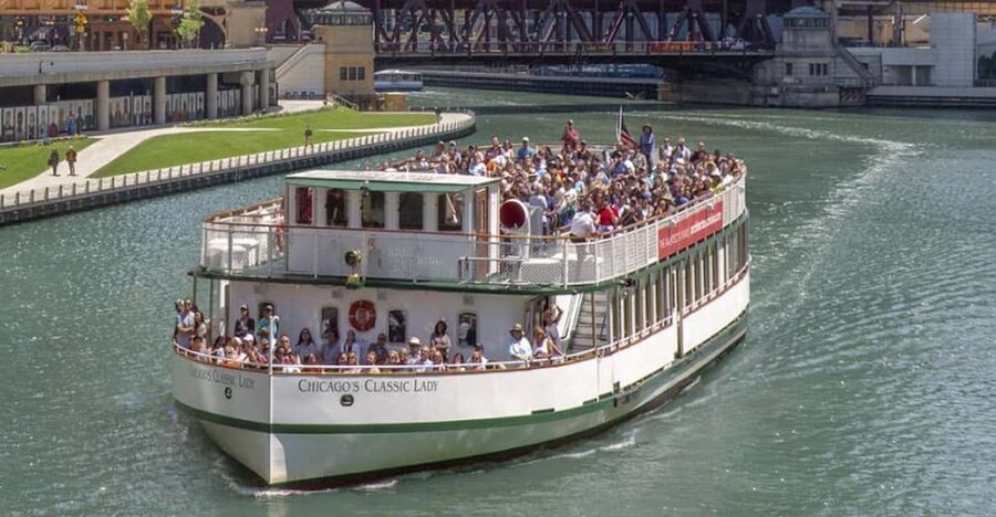 Chicago: First Lady River Cruise & Architecture Center Combo - Checking in at the Michigan Avenue bridge