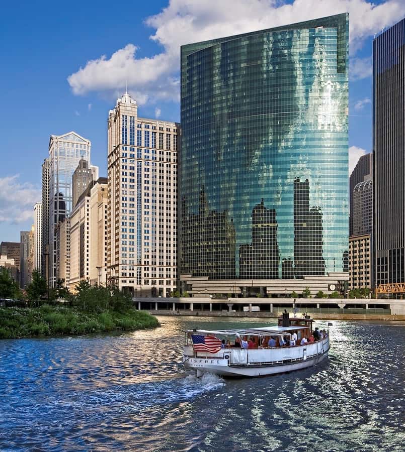 Chicago: Historic Architecture Chicago River Small Boat Tour - The first stretch: seeing Chicago from the water