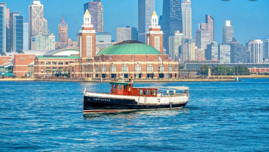 Chicago: Historic Architecture Chicago River Small Boat Tour - Who should take this river cruise?