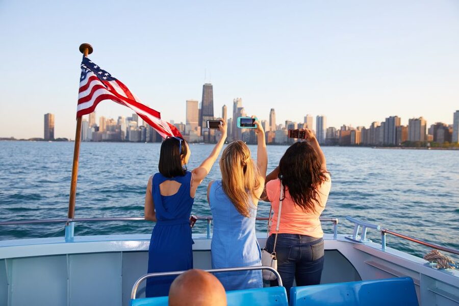 Chicago: Narrated Sightseeing River and Lake Cruise - Families, photographers, and first-time visitors