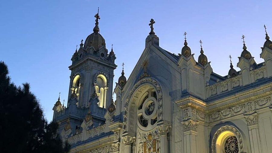 Chora Mosque & Balat Walking Tour w Bosphorus Sunset Cruise - Boarding the luxury yacht at the Bosphorus