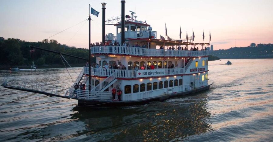 Cincinnati: Ohio River Cruise with Buffet Dinner - A buffet that changes with the sailing day