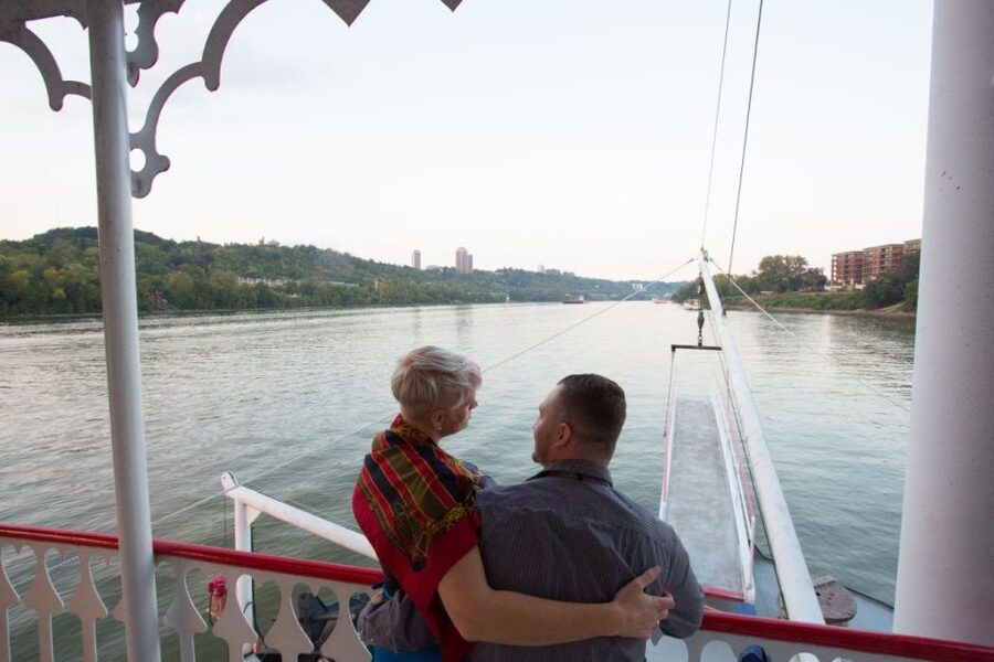 Cincinnati: Ohio River Cruise with Buffet Dinner - Two hours on the Ohio River