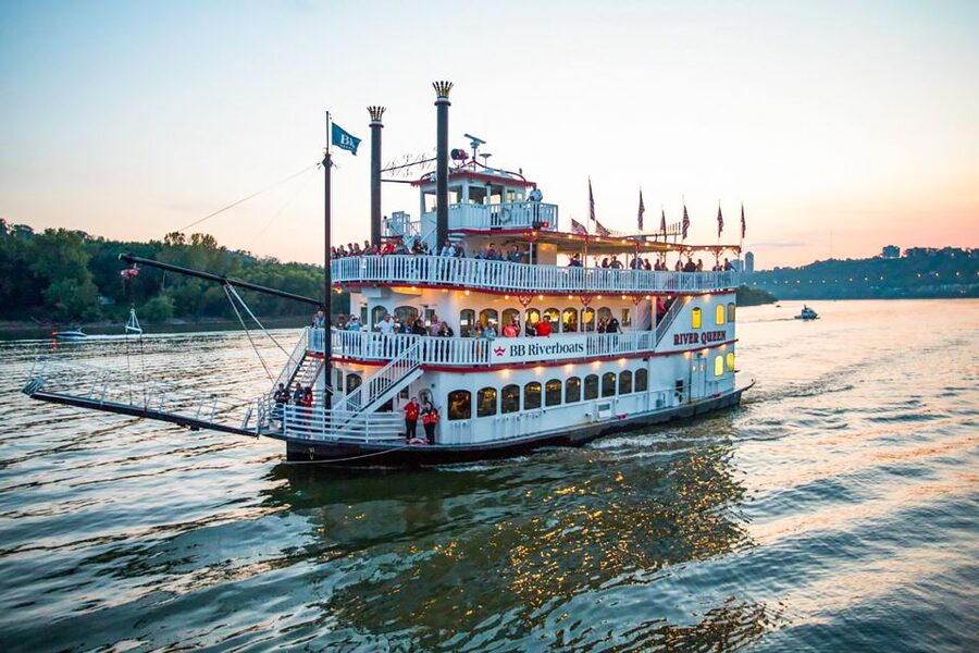 Cincinnati: Riverboat Cruise with Lunch and Entertainment - Lunch begins as soon as you board